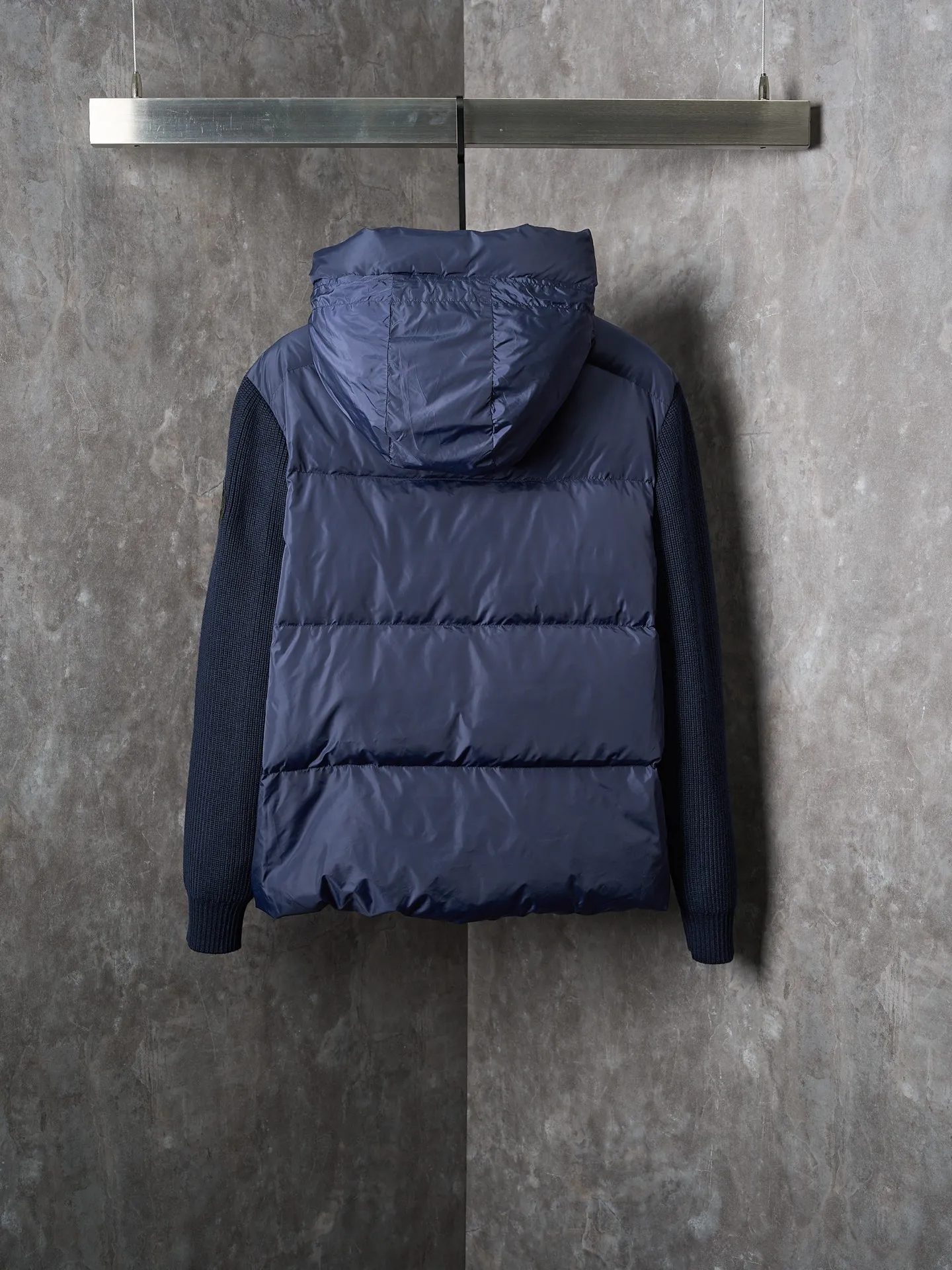 ￼ [Real auction] CANADA GOOSE/Canada Goose black label woolen sleeve spliced ​​hooded down jacket [In Stock] S M L The fabric is made of high-quality protective nylon fabric, which not only enhances the wear-resistant properties of the surface, but also takes into account wind resistance, ensuring excellent performance in various harsh weather conditions. Three-dimensional quilting process: Precision thread reinforcement to prevent velvet drilling and ensure that the fluffy and rebound properties last as new. 7-needle medium-thick knitted structure: Use thicker yarns to knit woolen fabrics with obvious thickness and weight. The texture is clearly visible, with a rough, retro texture, good skeleton feel, relatively stiff, and can maintain the silhouette of clothing for a long time. It also provides more layers of still air to lock in heat.